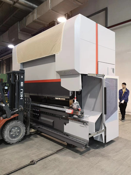 使用叉車進行精密設備搬運時要注意哪些地方？